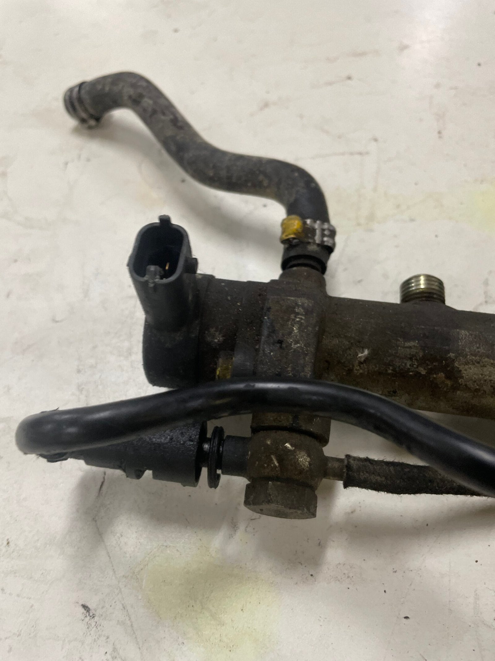 Fuel Rail with Sensors 1.3 Chev Utility Viva