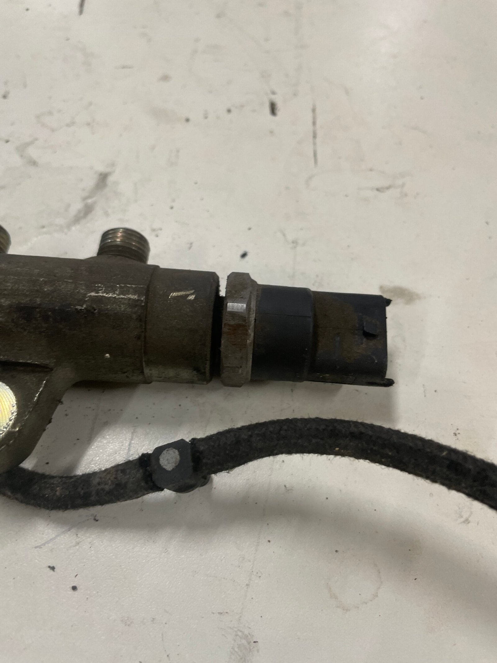 Fuel Rail with Sensors 1.3 Chev Utility Viva