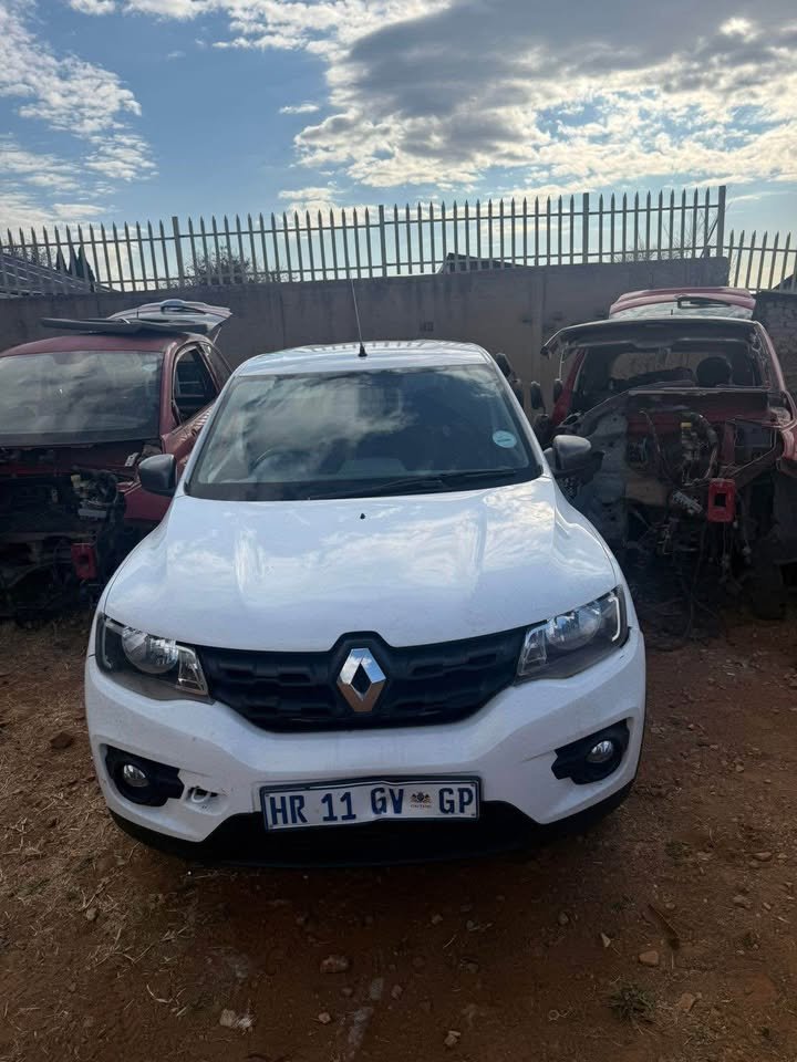 Renault Kwid 2016 1.0 manual breaking for parts