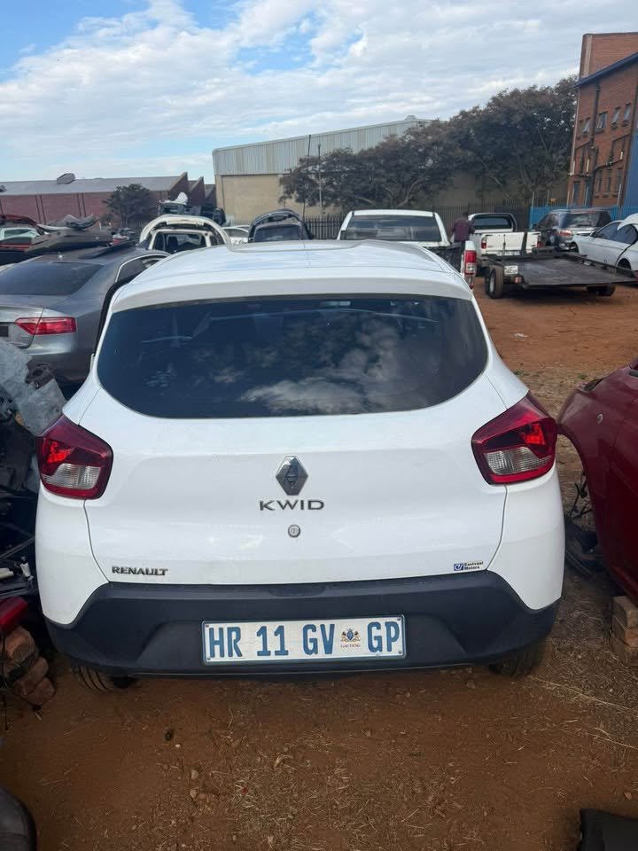 Renault Kwid 2016 1.0 manual breaking for parts