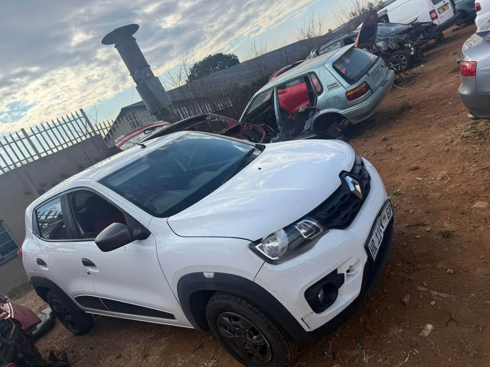 Renault Kwid 2016 1.0 manual breaking for parts