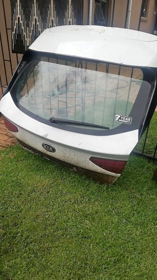 KIA CERATO TAILGATE C/W REAR WINDOW