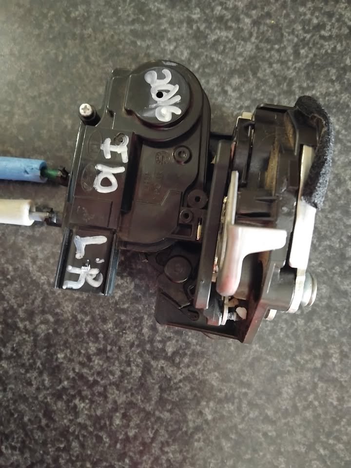2016 HYUNDIA I10 LEFT REAR DOOR LOCK