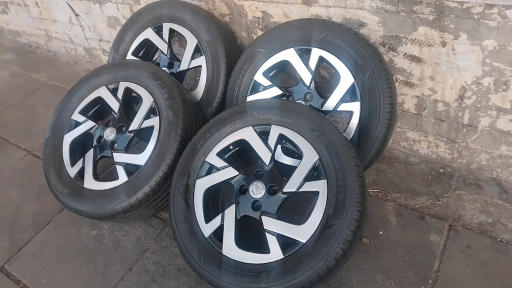 205/60/R16 Nissan Mag Rims and Tyres for Sale
