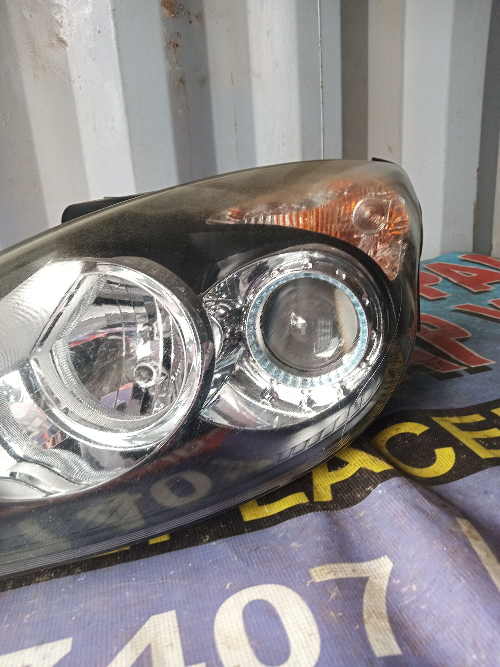 2010 Hyundai i30 left headlight