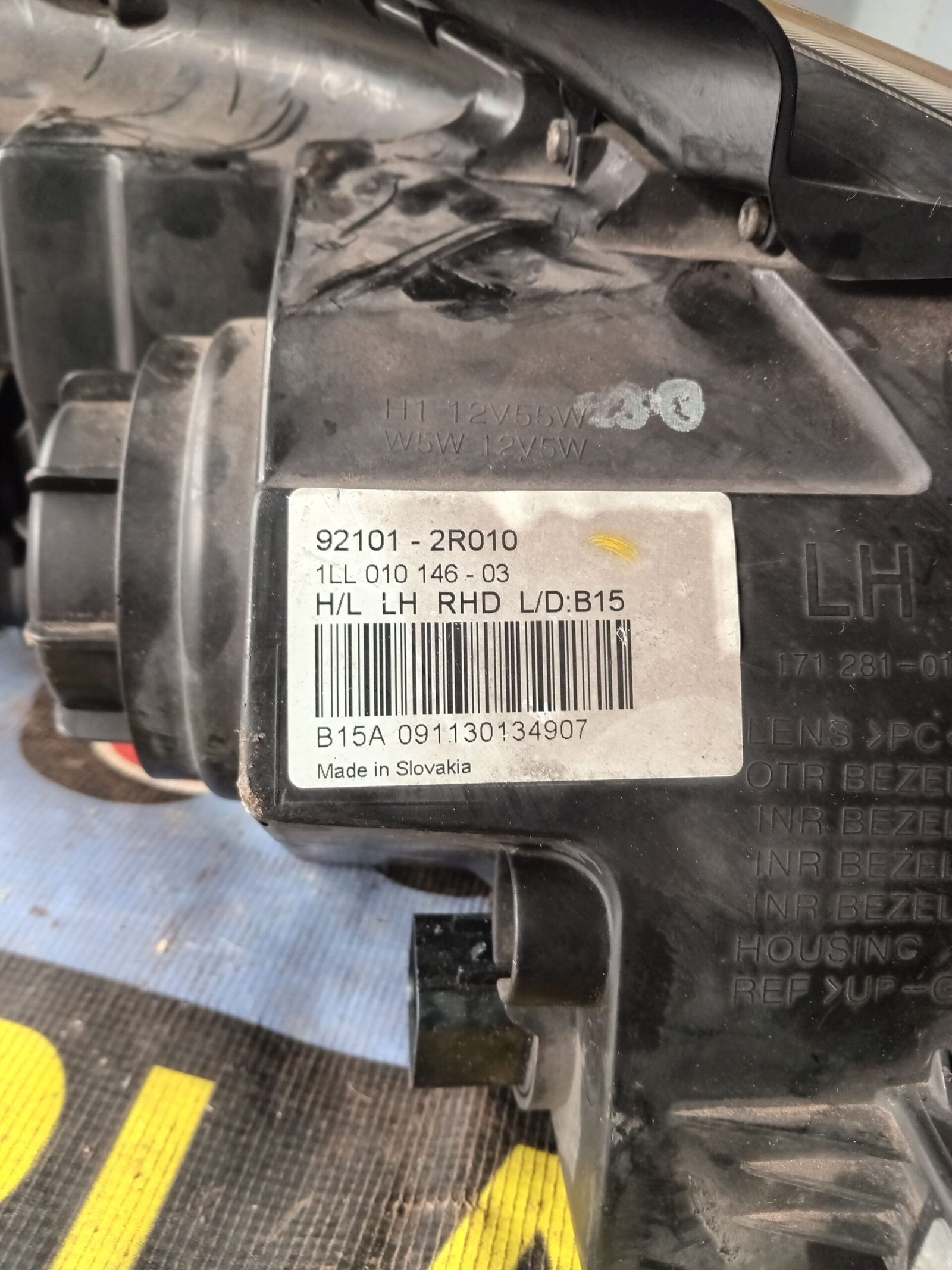 2010 Hyundai i30 left headlight