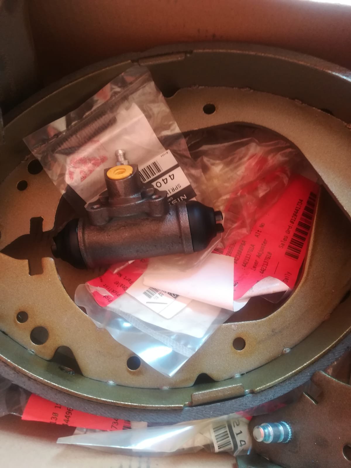 toyota truck /2001/new unused brake shoes and wheel brake cylinder