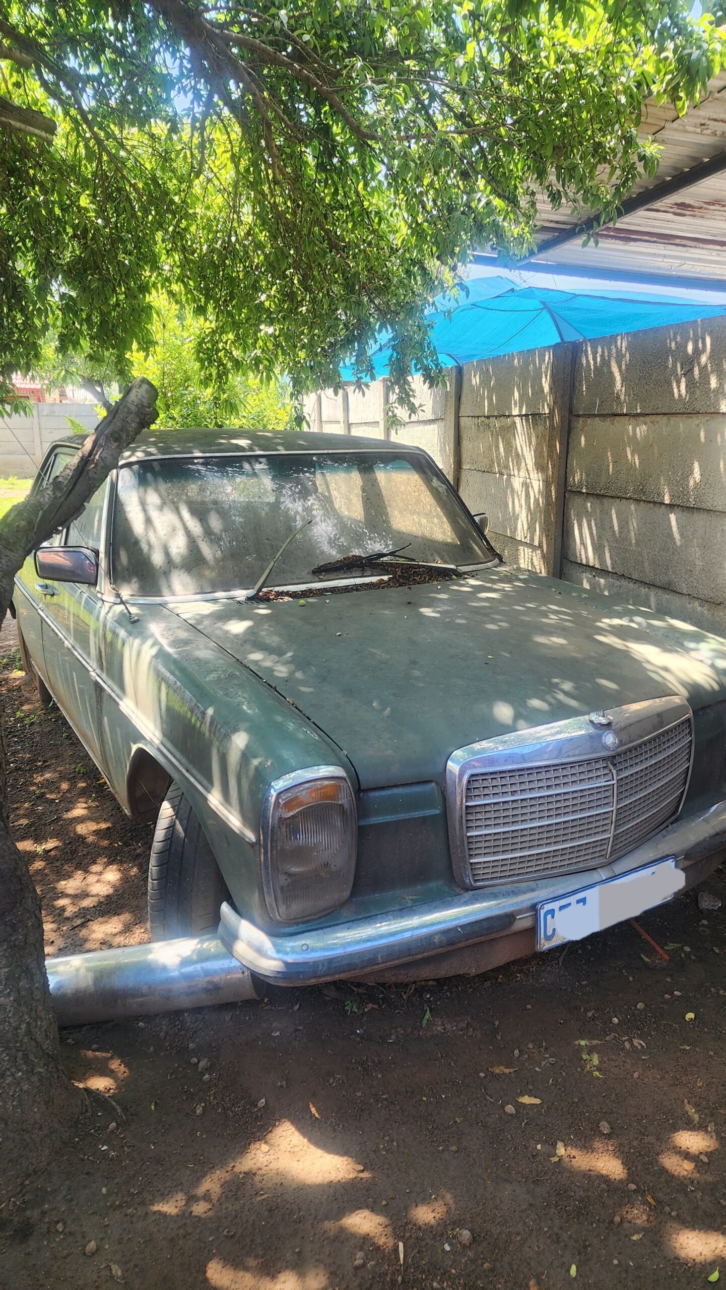1975 Mercedes benz w115 stripping for spares